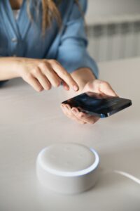 Innovación en interfaces: voz, gestos y la revolución de la accesibilidad tecnológica